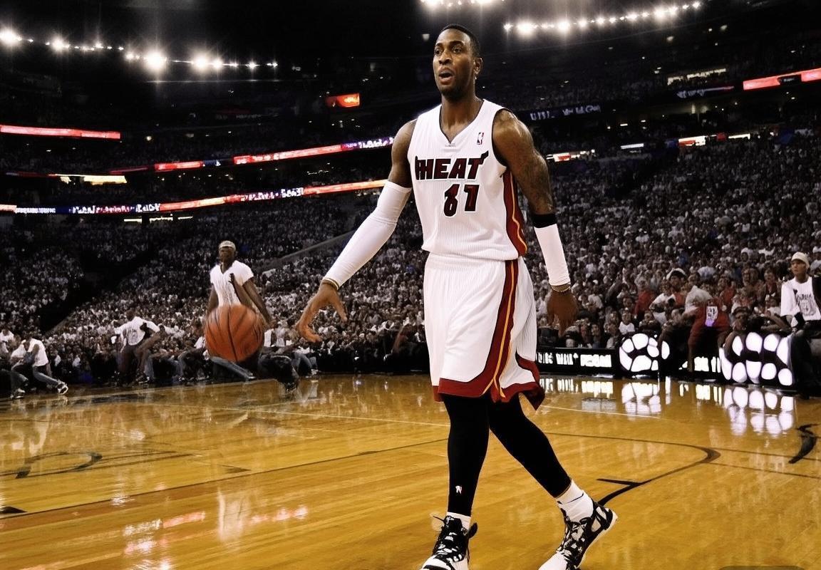 2006年NBA总决赛第三战：韦德42分率热火逆转小牛(图2)